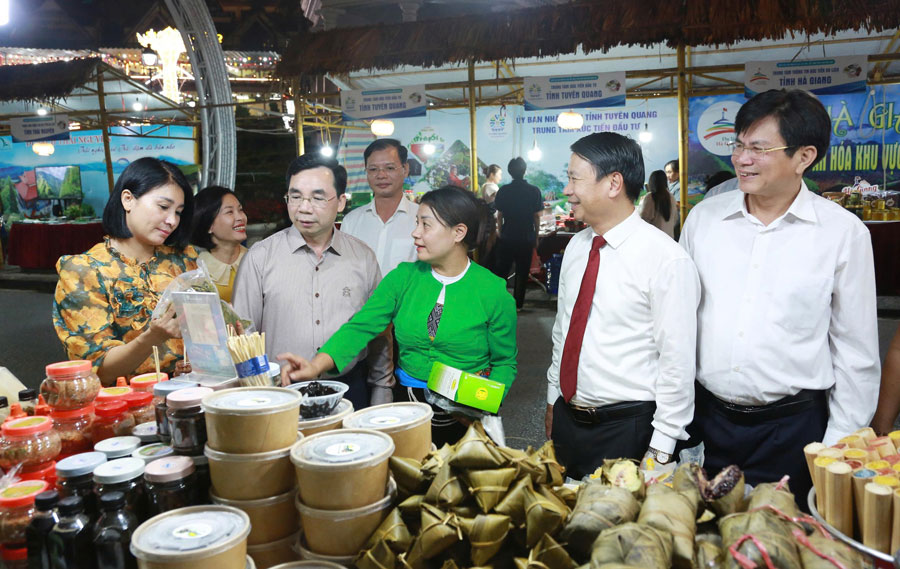 Cac dai bieu tham quan cac gian hang tai trien lam. Anh: The Hung