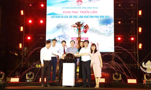 Lãnh đạo tỉnh Vĩnh Phúc và các đại biểu thực hiện nghi lễ khai mạc triển lãm. Ảnh: Thế Hùng