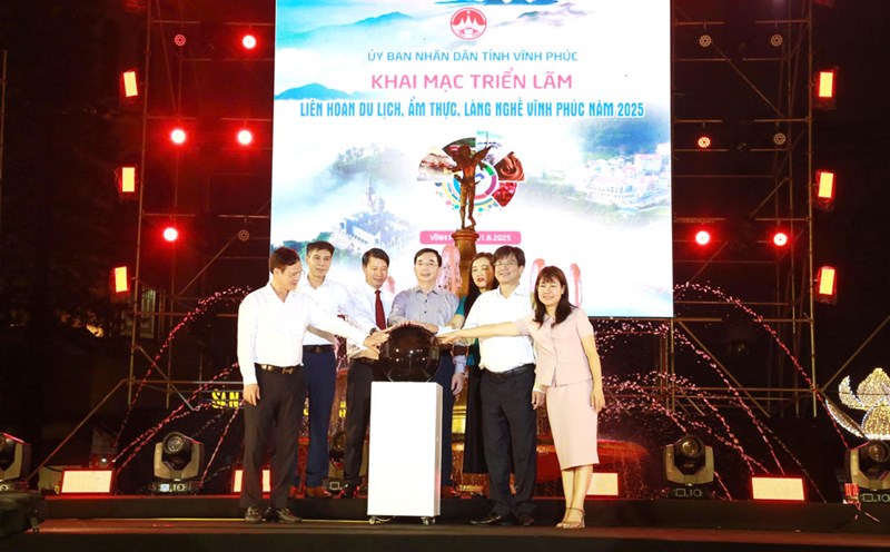 Vinh Phuc provincial leaders and delegates performed the opening ceremony of the exhibition. Photo: The Hung