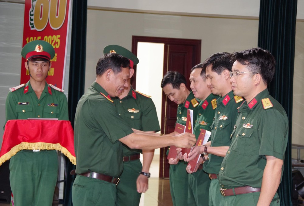 Dai ta Phan Thang - Chi huy truong Bo CHQS thanh pho trao quyet dinh cho cac can bo si quan. Anh: bchqsthuathienhue.com.vn