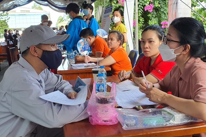 Trabajadores que buscan trabajo en una sesion de trabajo celebrada en Ba Ria - Vung Tau. Foto: Thanh an
