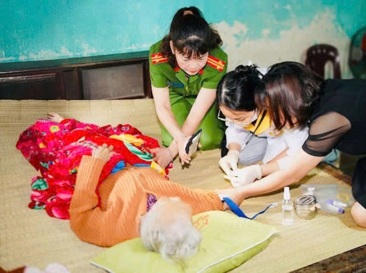 Cac can bo Cong an Thanh Hoa truc tiep den cac gia dinh liet si co than nhan gia yeu, khong di lai duoc de thu nhan mau ADN. Anh: Cong an Thanh Hoa