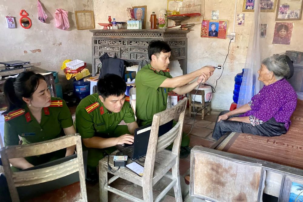 Luc luong Cong an Thanh Hoa thu nhan mau ADN cho me liet si (o thon Thuan Nhat, xa Phu Loc, huyen Hau Loc). Anh: Cong an Thanh Hoa