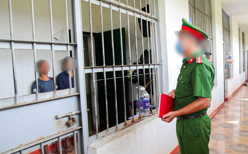 Forces on duty at temporary detention centers, in addition to the general regimes and policies applied to officers and soldiers in the People's Public Security, also enjoy some special regimes and policies. Photo: Chinhphu.vn