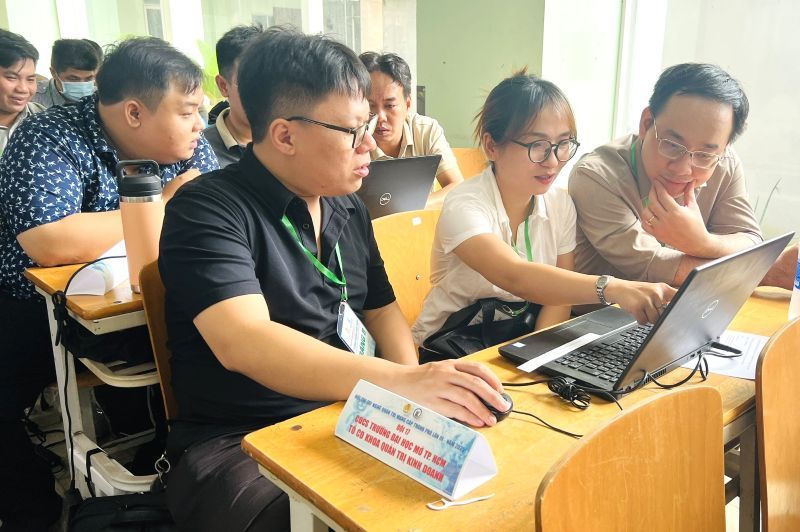 Miembros sindicales y trabajadores en la competencia del equipo. Foto: Duc Long