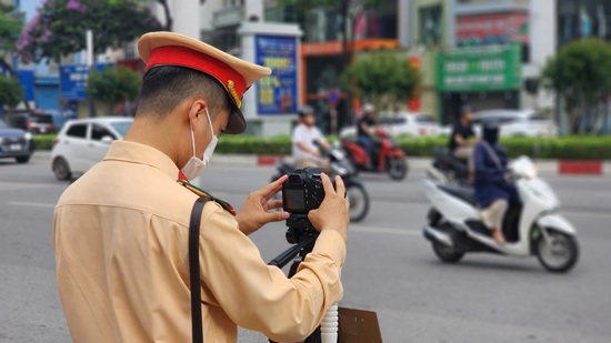 Ngoai viec lap dat camera giam sat, CSGT Ha Noi cung ghi tu he thong camera chuyen dung de xu ly cac vi pham. Anh: Minh Hanh 