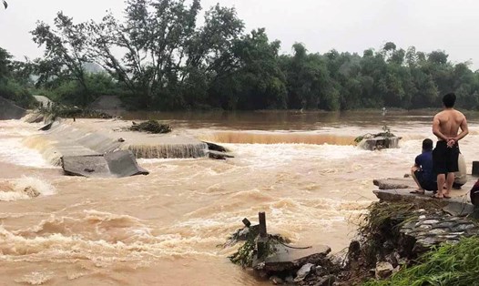 Cầu ngầm tràn tại xã Bình Sơn, TP Sông Công bị lũ cuốn trôi. Ảnh: Thái Nguyên.