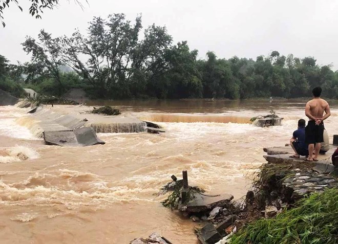 Cầu ngầm tràn ở Thái Nguyên bị lũ cuốn trôi