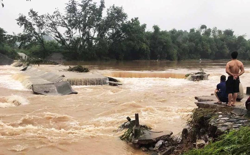 The overflow underpass in Binh Son commune, Song Cong city was swept away by floodwaters. Photo: Thai Nguyen.