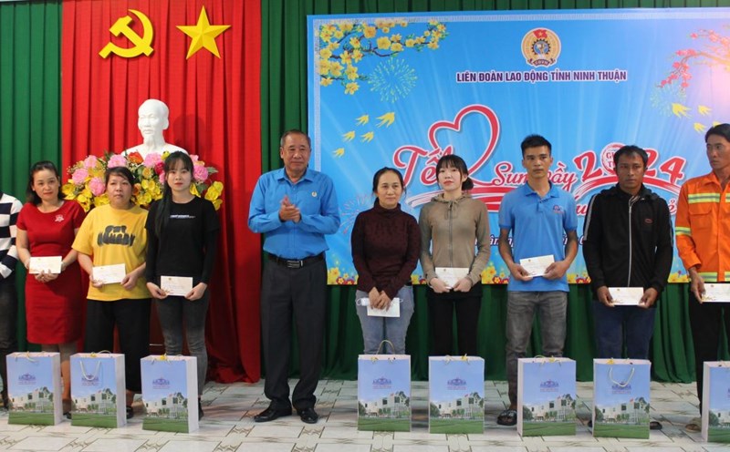 Mr. Tran Van Dong - Chairman of the Ninh Thuan Provincial Federation of Labor presented Tet gifts to union members. Photo: Ninh Giang