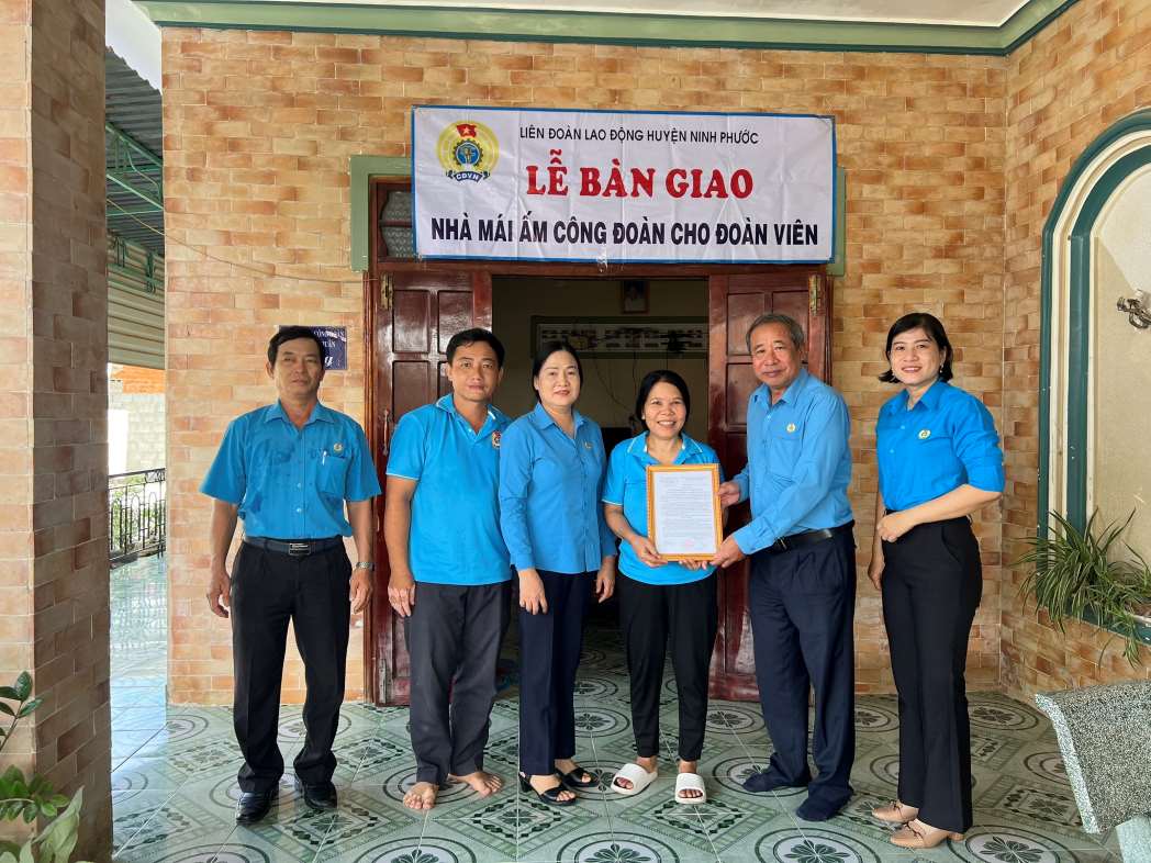 Lanh dao LDLD tinh Ninh Thuan ban giao nha mai am cho doan vien. Anh: Ninh Giang