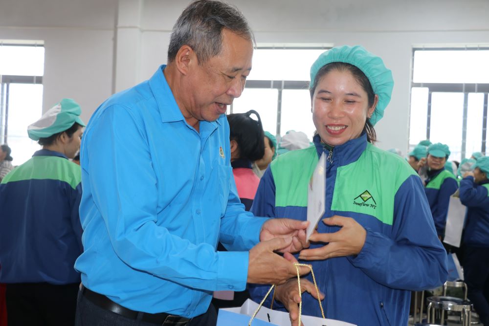 Nhung mon qua ho tro doan vien kho khan dip Tet, Thang Cong nhan duoc lanh dao LDLD tinh Ninh Thuan trao tan tay NLD. Anh: Ninh Giang