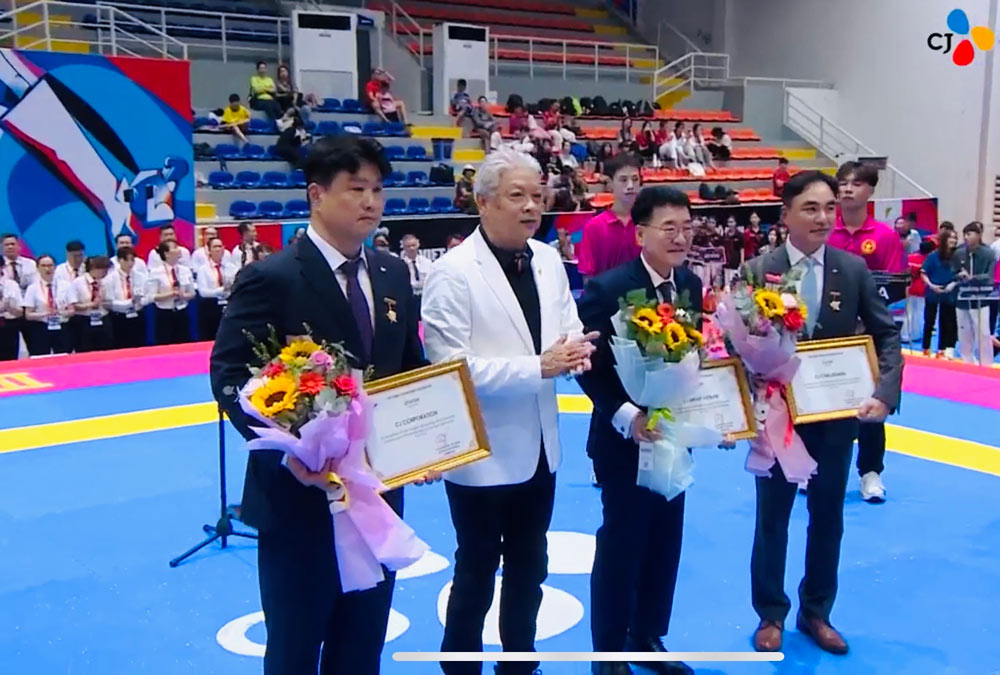 The Vietnam Taekwondo Federation and CJ Group signed a memorandum of understanding on strategic cooperation, marking a new step in the process of professionalizing the organization of the Vietnam Taekwondo tournament. Photo: Provided by the enterprise