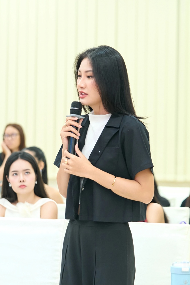 Hinh anh Phuong Linh dien thuyet truoc khi dang quang Hoa hau Hoan vu Viet Nam. Anh: Nhan vat cung cap