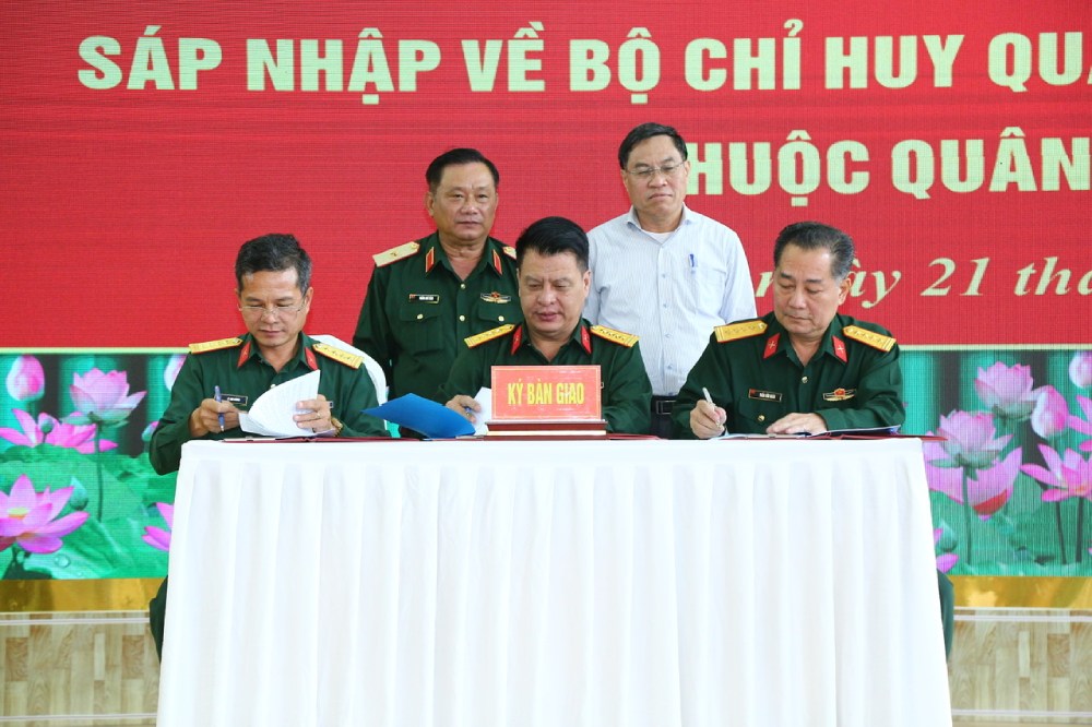 The Heads of the Military Commands of Dak Nong, Binh Thuan and Lam Dong provinces signed a handover minutes. Photo: Nguyen Hoang/Military Region 7