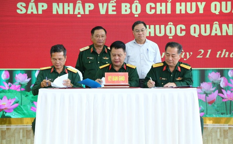 The Heads of the Military Commands of Dak Nong, Binh Thuan and Lam Dong provinces signed a handover minutes. Photo: Nguyen Hoang/Military Region 7