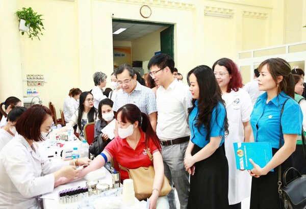 Workers during the free health check-up and consultation organized by the Dong Da District Labor Federation. Photo: Manh Quan