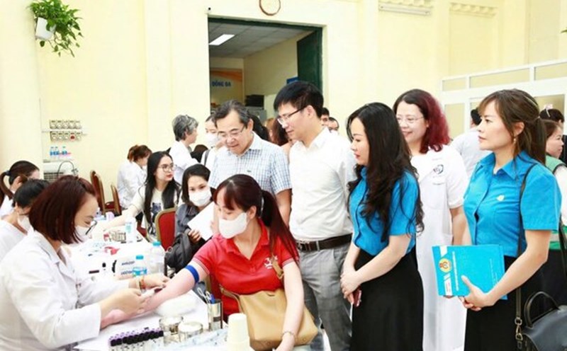 Workers during the free health check-up and consultation organized by the Dong Da District Labor Federation. Photo: Manh Quan