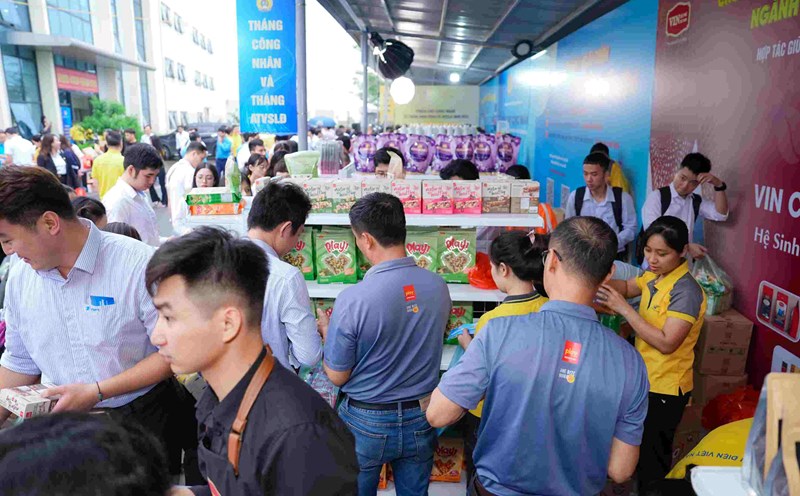 The Vietnam Science and Technology Trade Union organizes a preferential booth for union members and workers on the occasion of Workers' Month. Photo: Quynh Chi