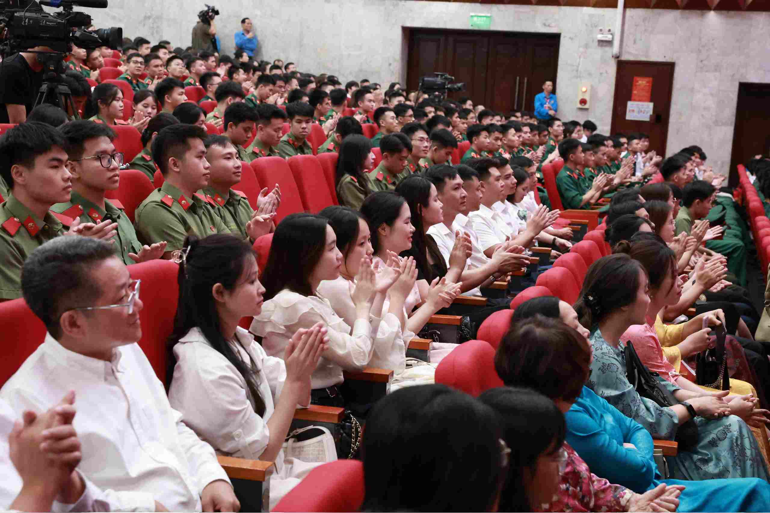 Đông đảo đại biểu tham dự Chương trình “Vinh quang Việt Nam” năm 2025. Ảnh: Hải Nguyễn