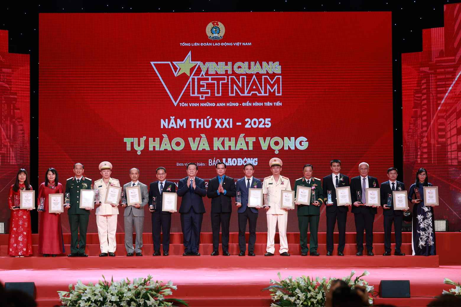 Ông Nguyễn Trọng Nghĩa - Ủy viên Bộ Chính trị, Bí thư Trung ương Đảng, Trưởng ban Tuyên giáo và Dân vận Trung ương; ông Nguyễn Đình Khang, Ủy viên BCH Trung ương Đảng, Chủ tịch Tổng Liên đoàn Lao động Việt Nam trao Biểu trưng Vinh quang Việt Nam cho 13 tập thể được vinh danh