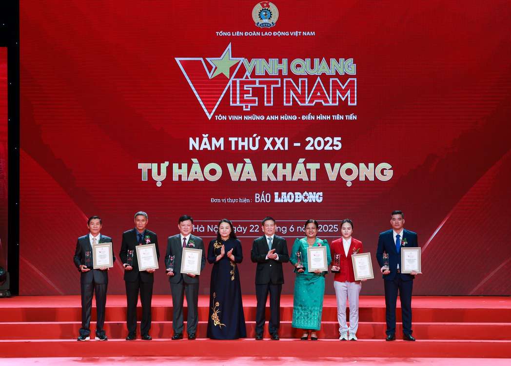 Ông Hồ Đức Phớc- Ủy viên Trung ương Đảng, Phó Thủ tướng Chính phủ và bà Nguyễn Thị Thu Hà - Ủy viên Trung ương Đảng, Phó Chủ tịch - Tổng Thư ký Ủy ban Trung ương Mặt trận Tổ quốc Việt Nam trao biểu trưng tới các nhân được vinh danh tại chương trình.