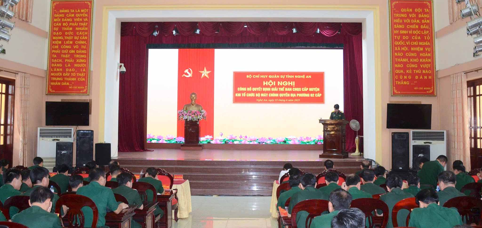 Hoi nghi cong bo Quyet dinh cua Bo Quoc phong ve viec giai the Ban Chi huy Quan su cac huyen, thanh pho, thi xa thuoc Bo Chi huy Quan su tinh theo mo hinh to chuc chinh quyen dia phuong 2 cap. Anh: Thanh Chung