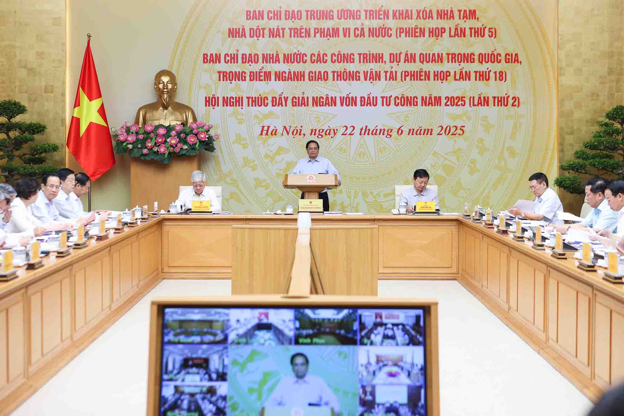 Politburo member and Prime Minister Pham Minh Chinh chaired a "3 in 1" conference on important contents, including a conference to promote the disbursement of public investment capital in 2025 (2nd time). Photo: VGP/Nhat Bac