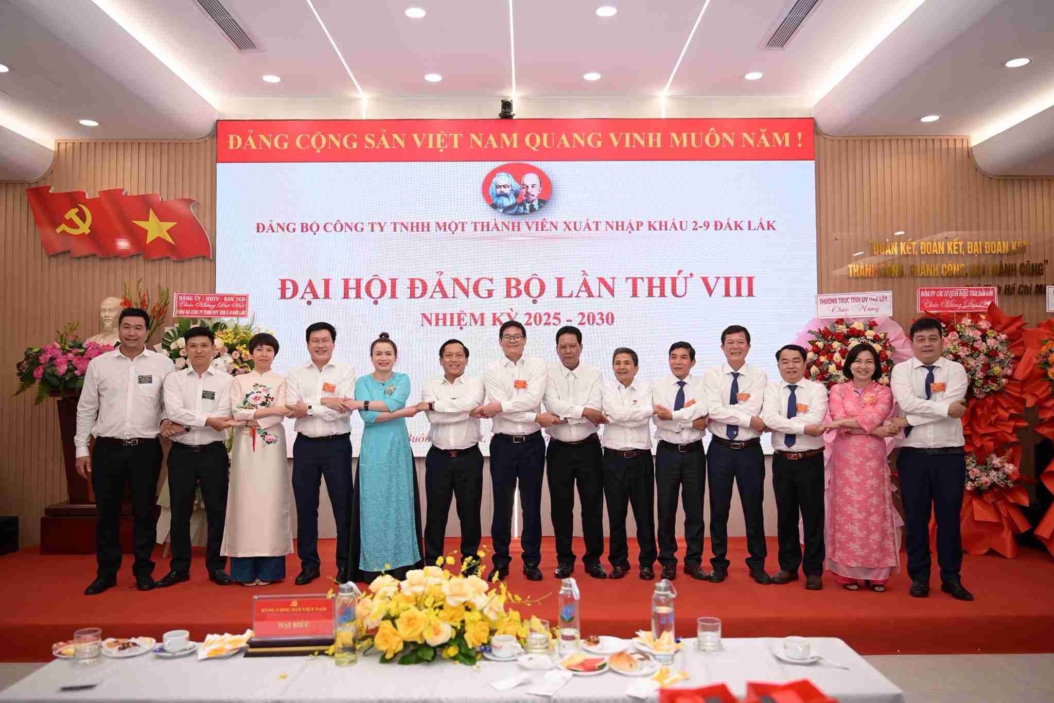 Tap the cong ty la mot khoi doan ket, dat duoc ket qua kinh doanh an tuong trong nhung nam qua. Anh: Bao Trung