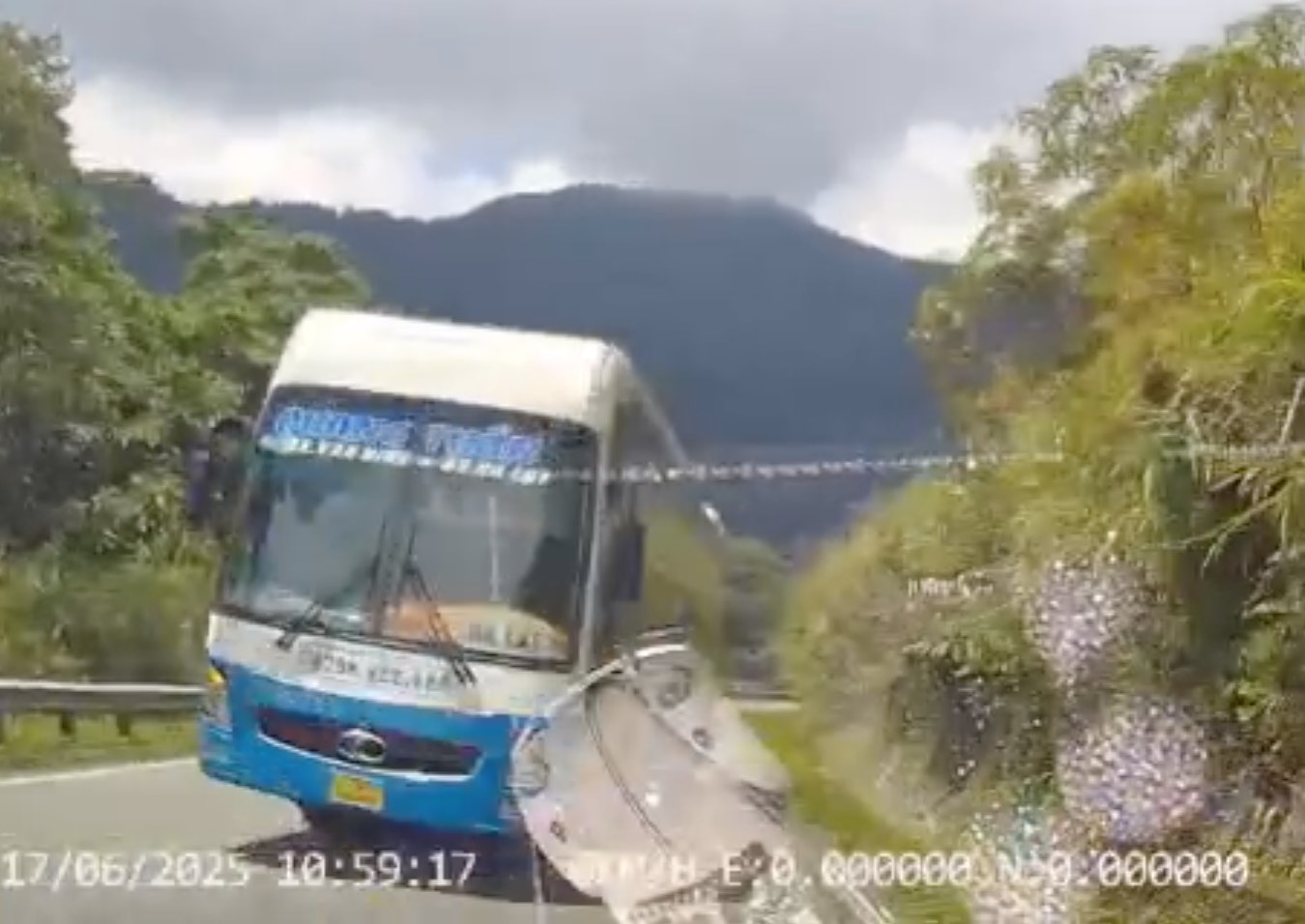 The authorities have fined the driver of the sleeper bus that recklessly overtook on Khanh Le Pass. Photo: Provided by the police