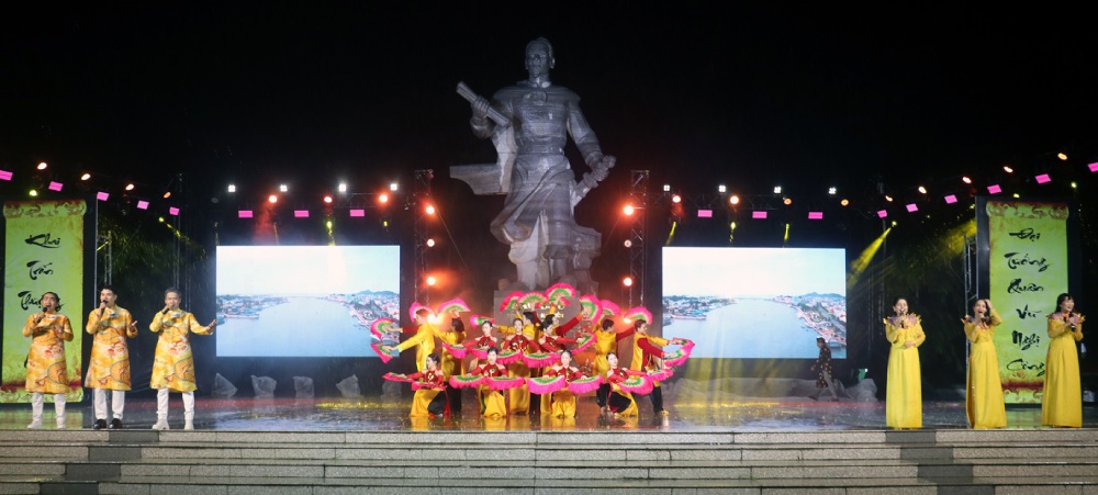 Ha Tien City organizes a traditional festival to celebrate the 290th anniversary of the death of Duc Khai of Mac Cuu province. Photo: Nam Phuong