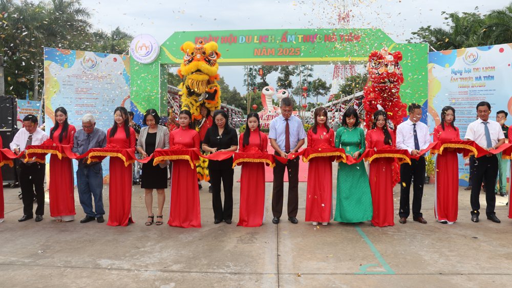 Cac dai bieu thuc hien nghi thuc cat bang khai mac ngay hoi Du lich, Am thuc Ha Tien nam 2025. Anh: Nam Phuong