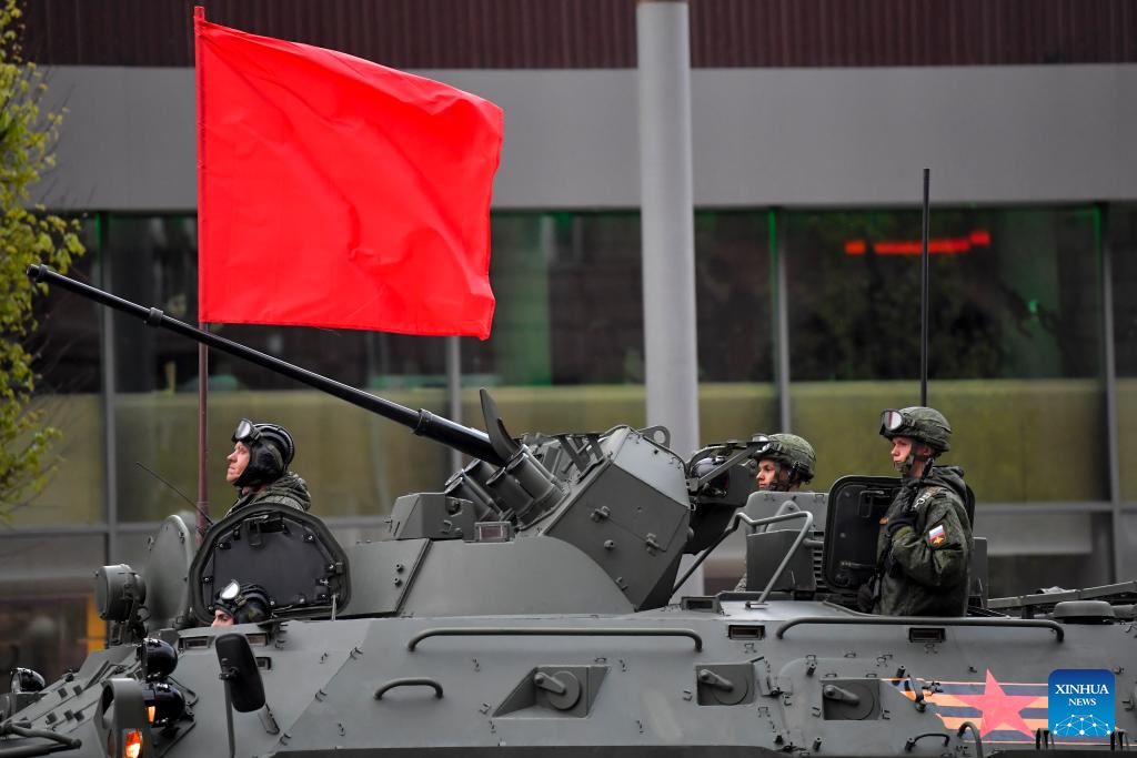 Los tanques rusos ensayaron el ejercito en Moscu, 29 de abril de 2025. Foto: Xinhua