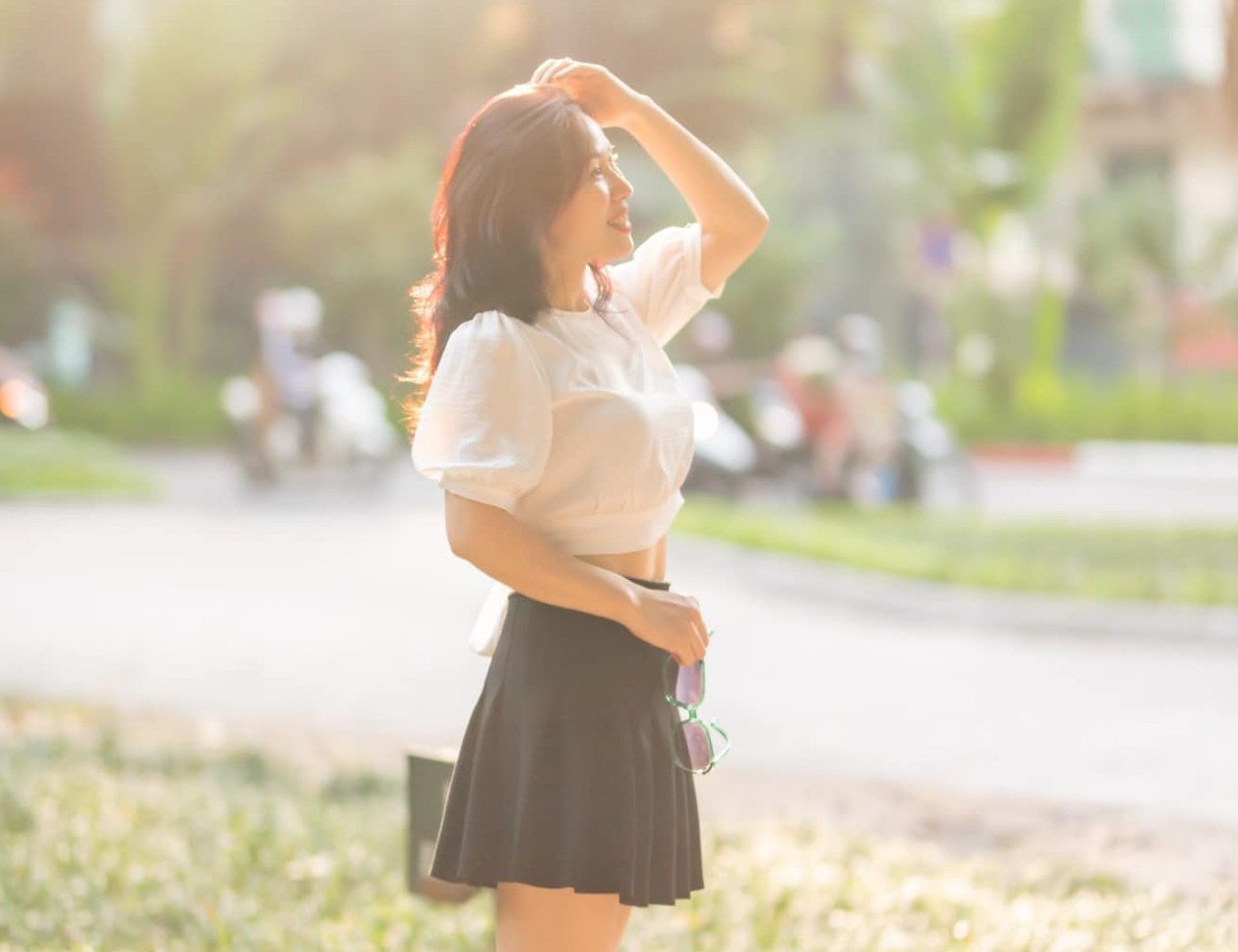 Váy đen kết hợp với màu áo trắng sẽ giúp các bạn gái có vẻ ngoài năng động khi dạo chơi ngày hè. Ảnh: Nguyễn Yến