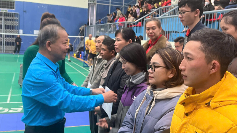 Ong Hoang Lien - Chu tich Lien doan Lao dong tinh Lam Dong tang qua doan vien cong doan co hoan canh kho khan tai “Ngay hoi cong nhan” nam 2025 o Da Lat. Anh: Lam Duc