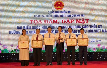 The People's Committee of Quang Tri province awarded Certificates of Merit to individuals with outstanding achievements. Photo: Han Nguyen