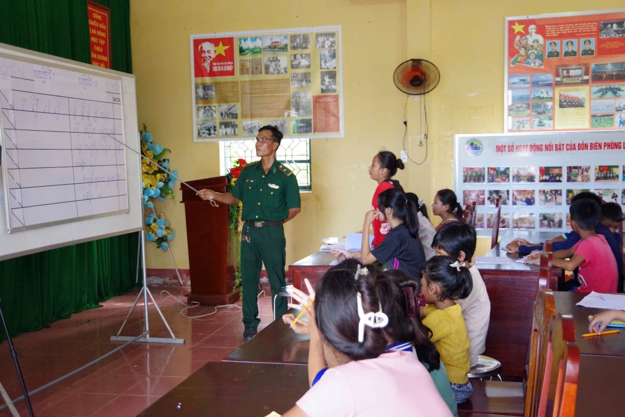 Lop day chu Khmer cho cac em hoc sinh tai Don Bien phong Lai Hoa (TX Vinh Chau, tinh Soc Trang). Anh: Van Long