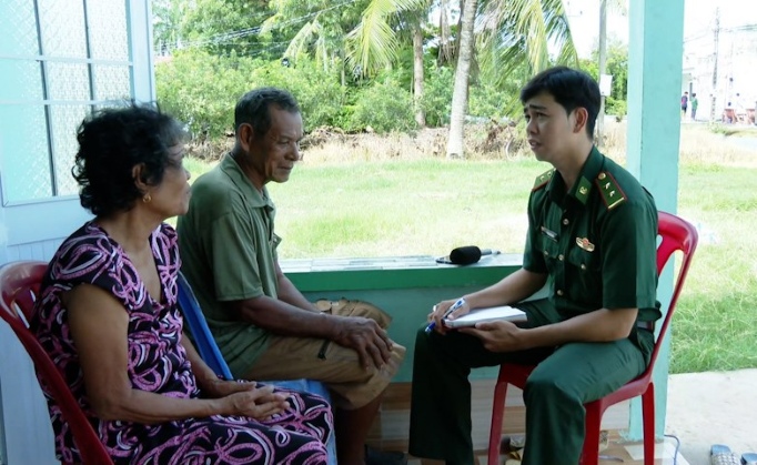 Can bo Don Bien phong Lai Hoa, BDBP tinh Soc Trang thuong xuyen su dung ngon ngu Khmer de tuyen truyen, van dong dong bao dan toc thuc hien chu truong, chinh sach, phap luat cua Dang va Nha nuoc. Anh: Van Long
