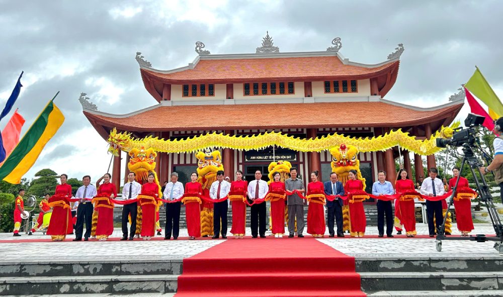 Delegates cut the ribbon to inaugurate the Monument to Heroes and Martyrs of Hon Dat District. Photo: Ngoc Mai