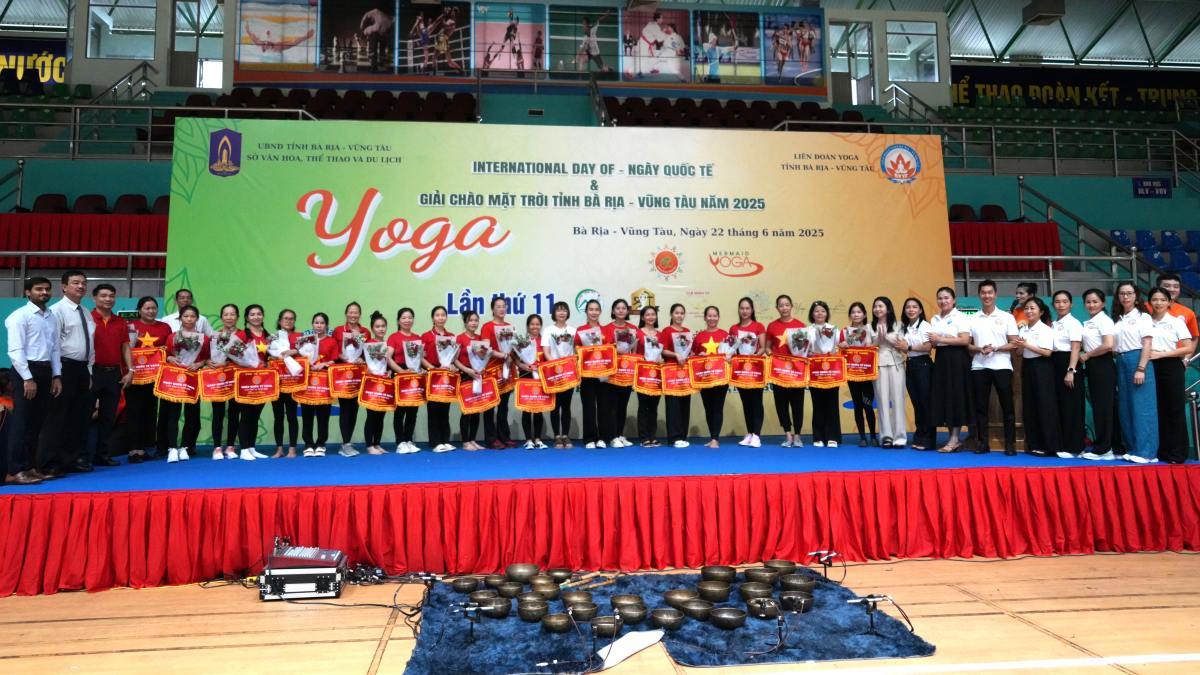 Awarding medals and flowers to the teams participating in the Yoga performance. Photo: Thanh An