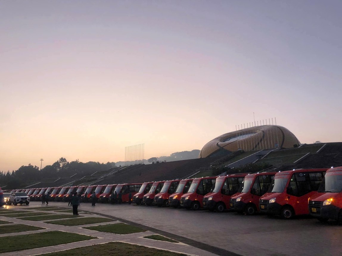 Lam Dong construira nieve en autobus para servir a funcionarios y personas despues de fusionar la provincia. Foto: Vo Tung