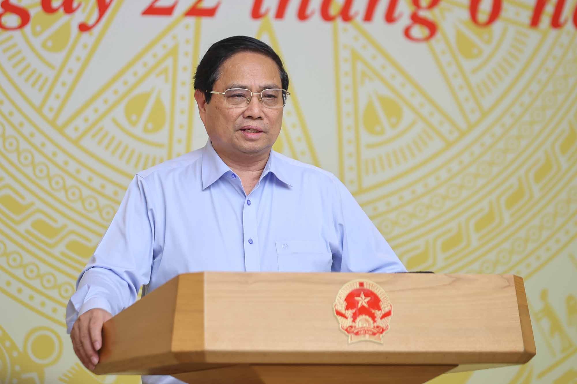 Politburo member and Prime Minister Pham Minh Chinh requested that the arrangement of local governments at both levels not affect the remaining work. Photo: VGP/Nhat Bac.