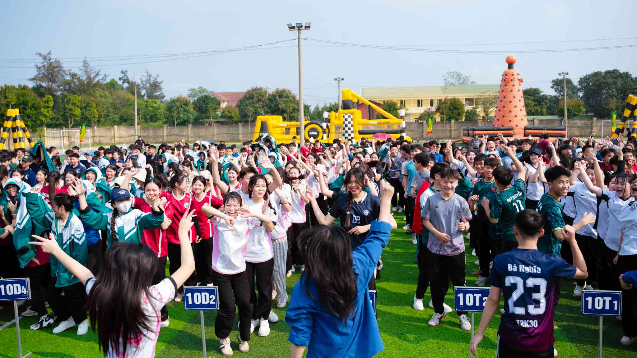 Cac em hoc sinh Truong THPT Cua Lo tham gia hoat dong ngoai troi. Anh: Ngoc Anh