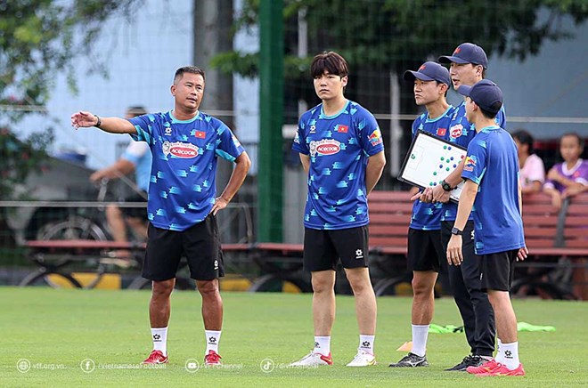 Assistant Dinh Hong Vinh (far left) will not accompany U22 Vietnam at the 2025 U23 Southeast Asian tournament. Photo: VFF