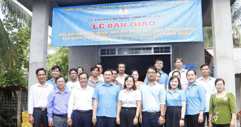 Los lideres sindicales asistieron a la ceremonia de entrega a miembros y trabajadores sindicales. Foto: Federacion Laboral de la provincia de Ben Tre