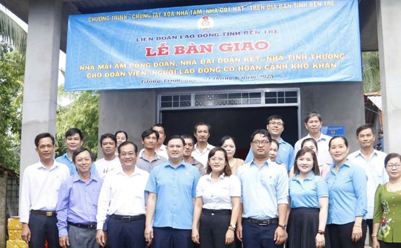 Union leaders attended the house handover ceremony for union members and workers in difficult circumstances. Photo: Ben Tre Provincial Federation of Labor