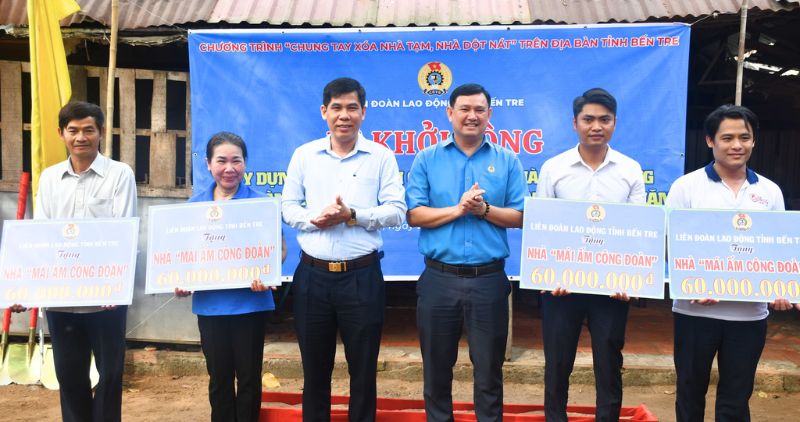 Trao bang tuong trung ho tro xay nha “Mai am Cong doan” cho doan vien co hoan canh kho khan. Anh: LDLD tinh Ben Tre