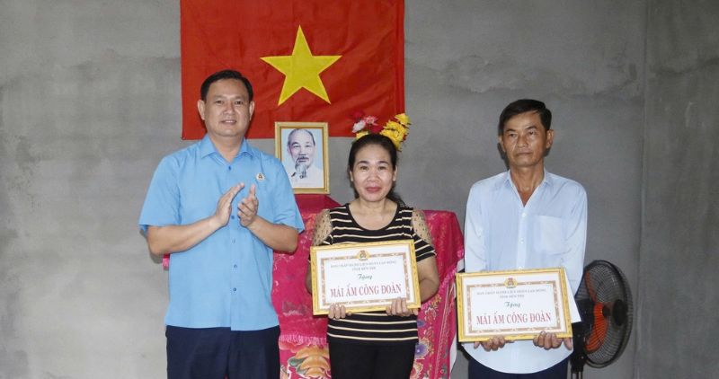 Doan vien vui mung nhan quyet dinh ho tro nha “Mai am Cong doan” tu dai dien to chuc Cong doan. Anh: LDLD tinh Ben Tre