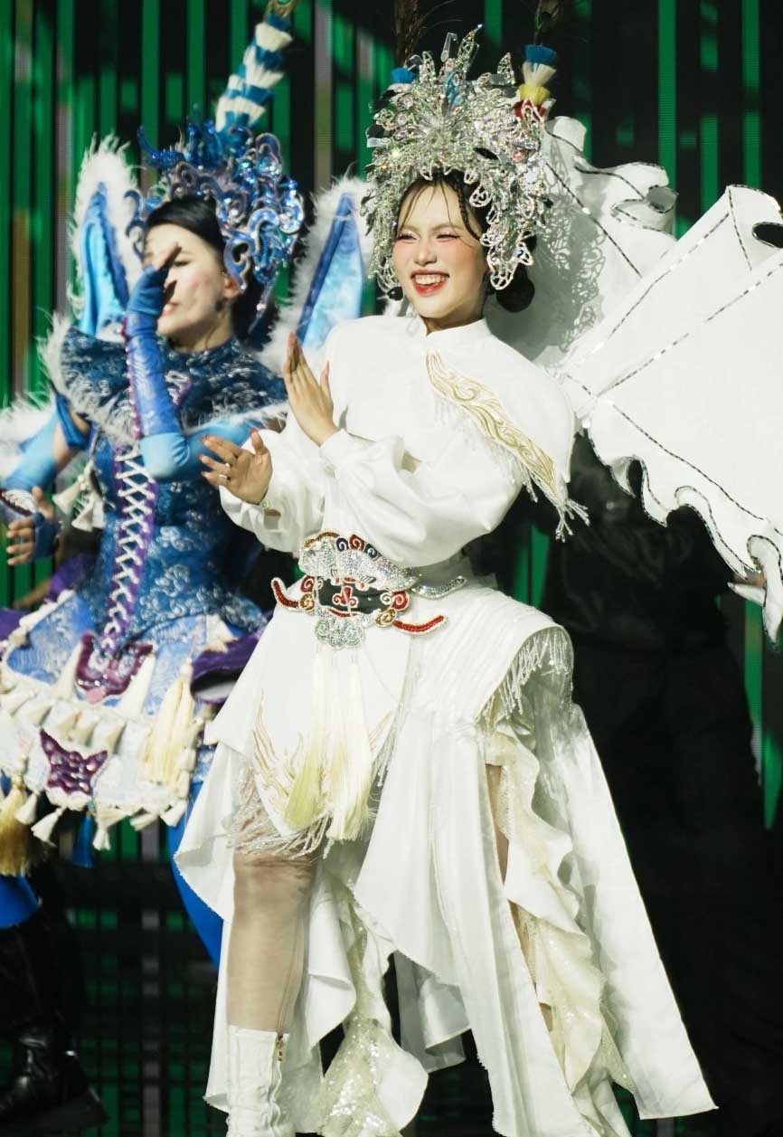 Phuong My Chi khien nguoi xem bat ngo voi kha nang hat boi tai “Em xinh say hi“. Anh: Nha san xuat. 