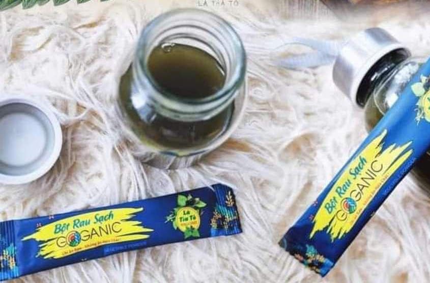 En el momento de la verificacion, Goganic Co., Ltd. mantenia 56 productos de polvo de perilla con etiquetas etiquetadas que no registraron todo el contenido requerido en la marca. Foto: Phuoc Hai